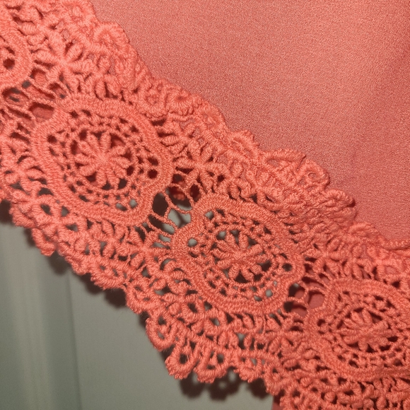 peach colored tiered dress with lace - Picture 4 of 5